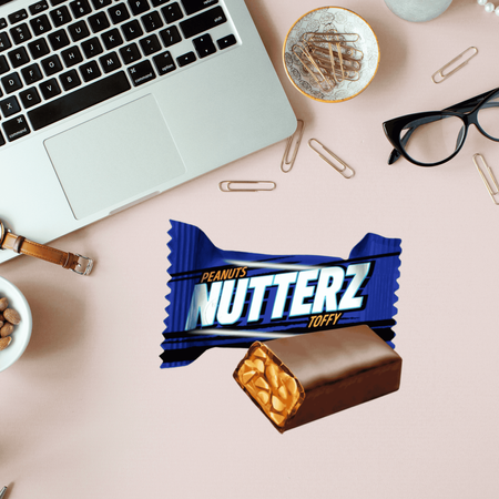 Cukierki toffi z orzeszkami ziemnymi Nutters Flying Cow duże opakowanie 1kg